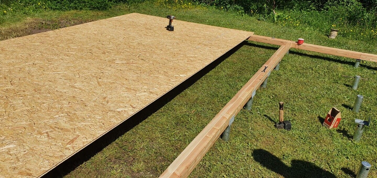 Dämmung beim Pfahlfundament: Auf die fertig verlegte OSB-Platte kommen Styrodur und Granulat.