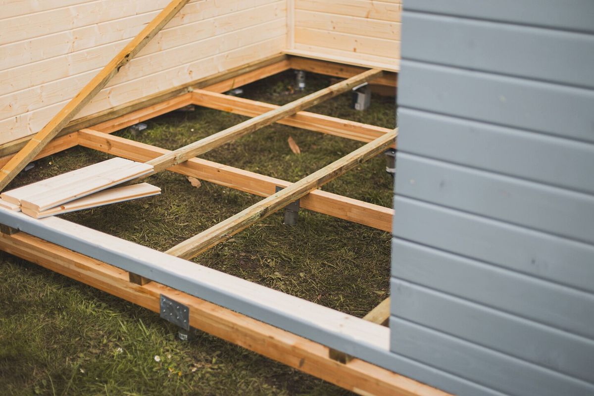 Die Wände des Gartenhauses werden hochgezogen
