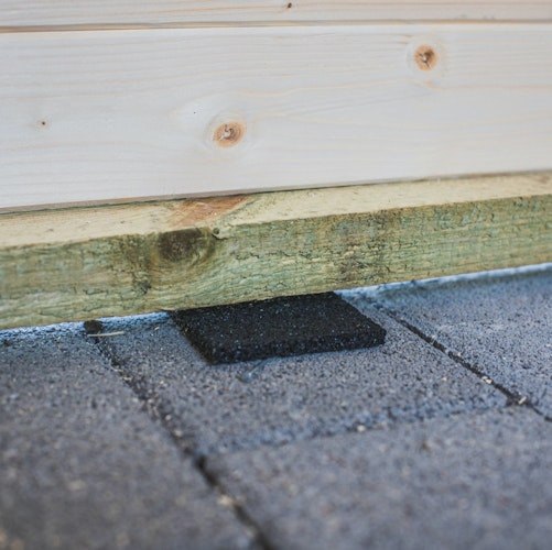 Feuchtigkeitssperre / Gummigranulat Unterleg-Pads für Gartenhäuser 24 Stück